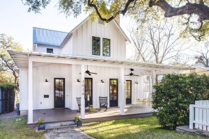 Modern farmhouse exterior design ideas 29