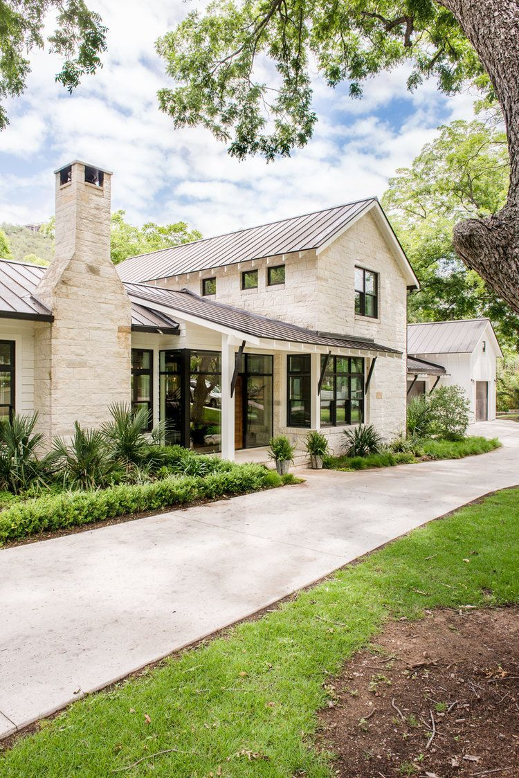 Modern farmhouse exterior design ideas 30