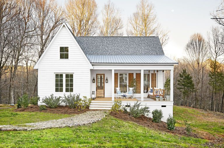 Modern farmhouse exterior design ideas 35