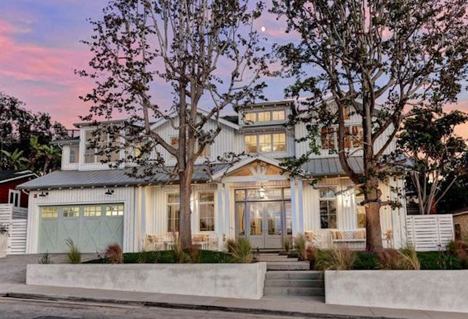Modern farmhouse exterior design ideas 37