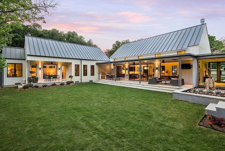Modern farmhouse exterior design ideas 41