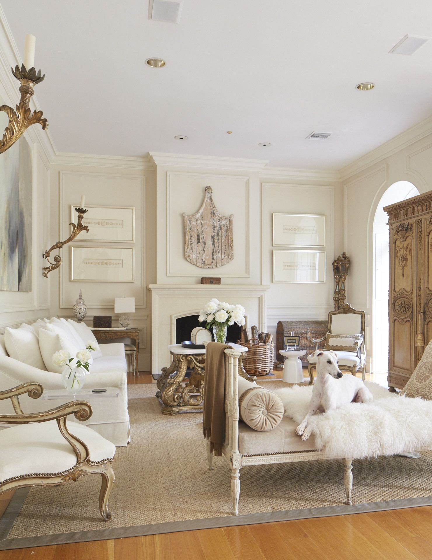 The design of the living room looks luxurious 01