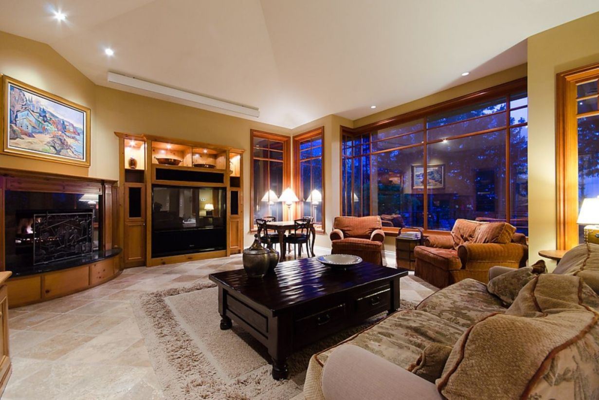 The design of the living room looks luxurious 18