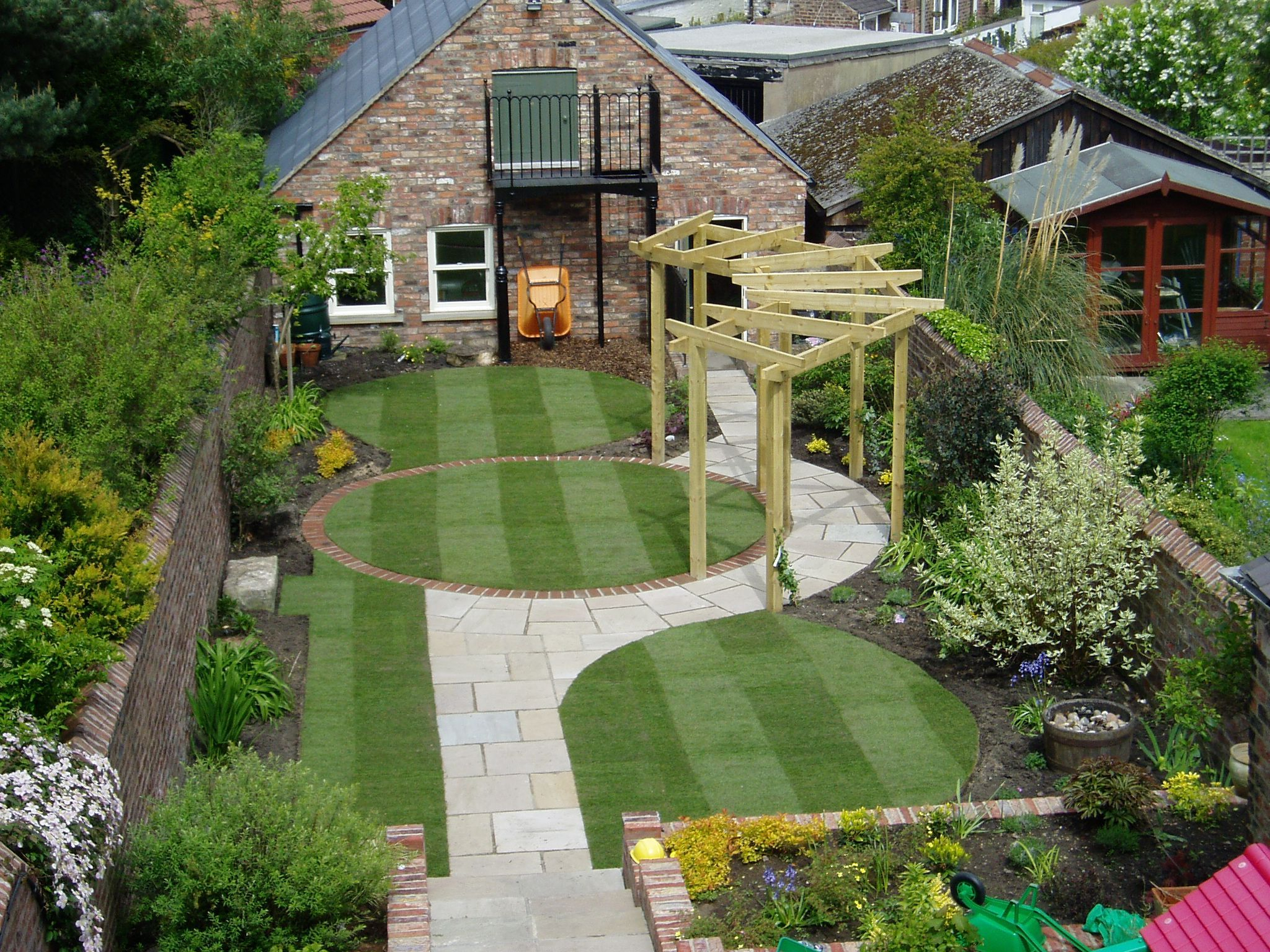 A small garden design that is still beautiful to see 08