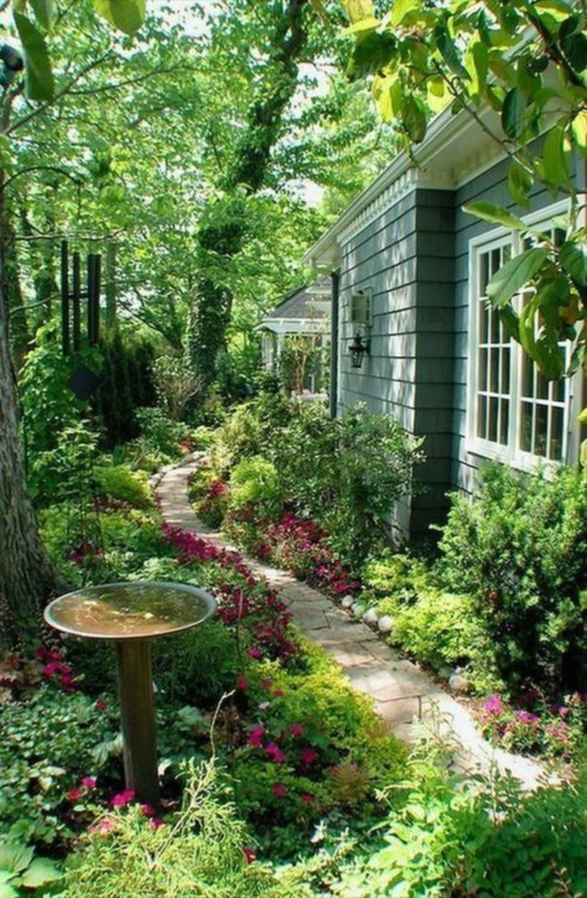A small garden design that is still beautiful to see 15