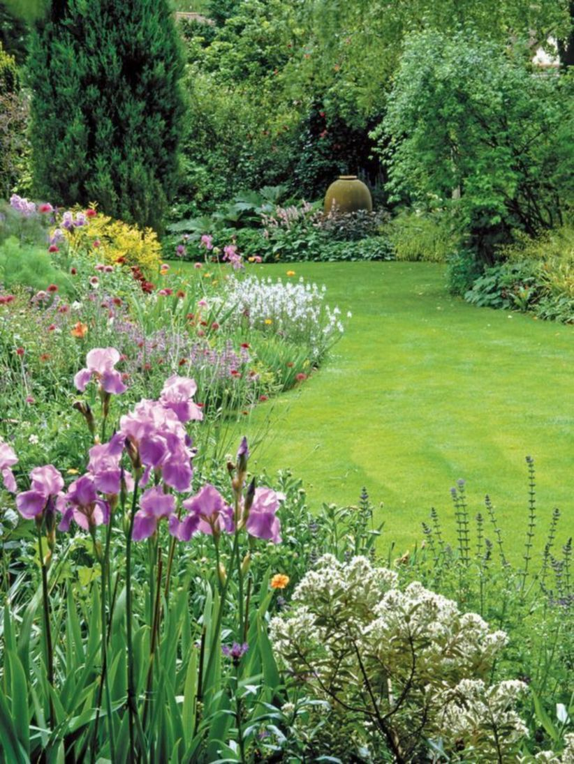 A small garden design that is still beautiful to see 21