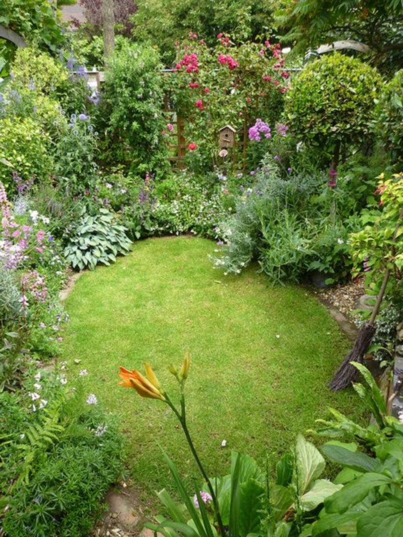 A small garden design that is still beautiful to see 31