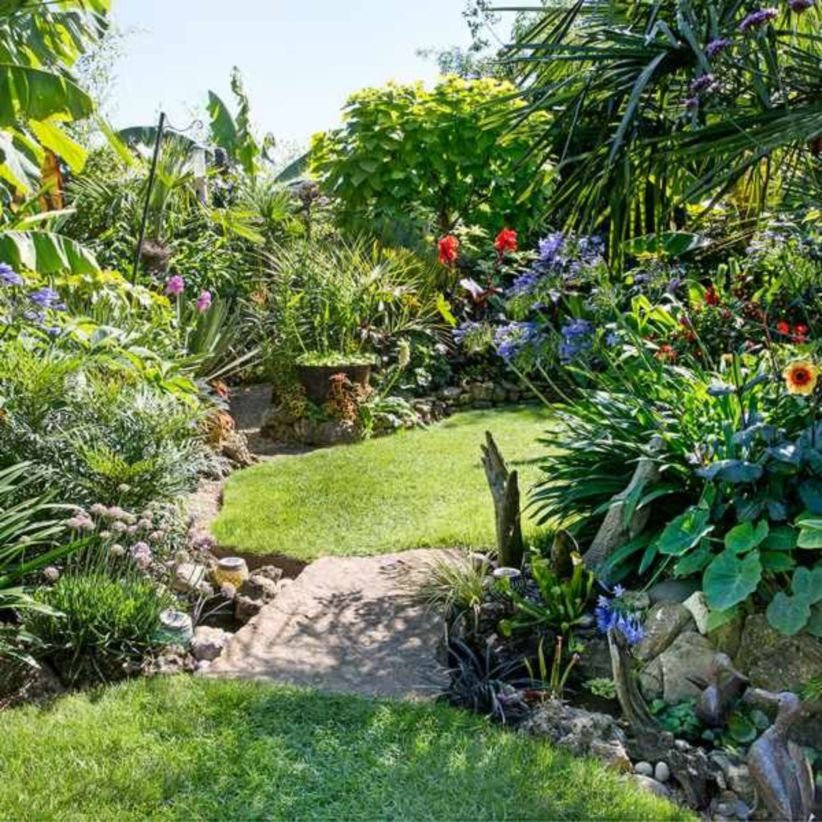 A small garden design that is still beautiful to see 38