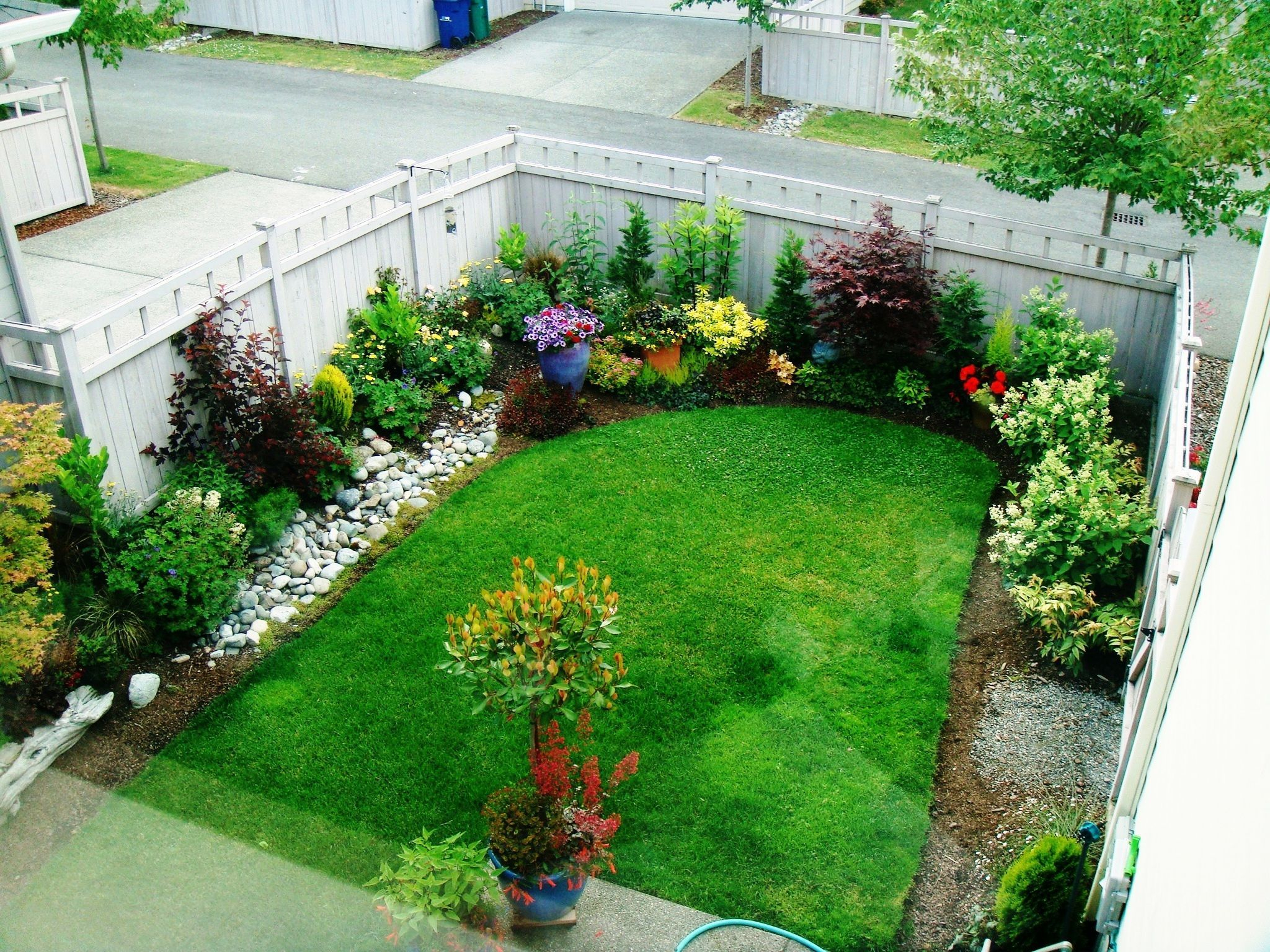 A small garden design that is still beautiful to see 43