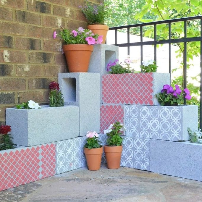 12-cinder-block-planter-with-flowers