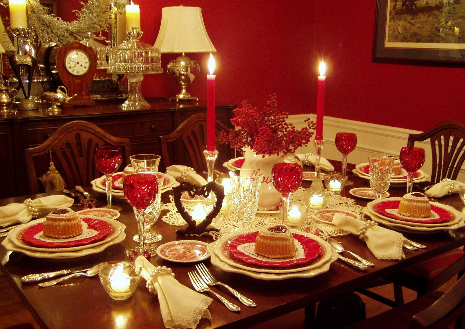 Dining table decor for dinner with a partner on valentine's day 03