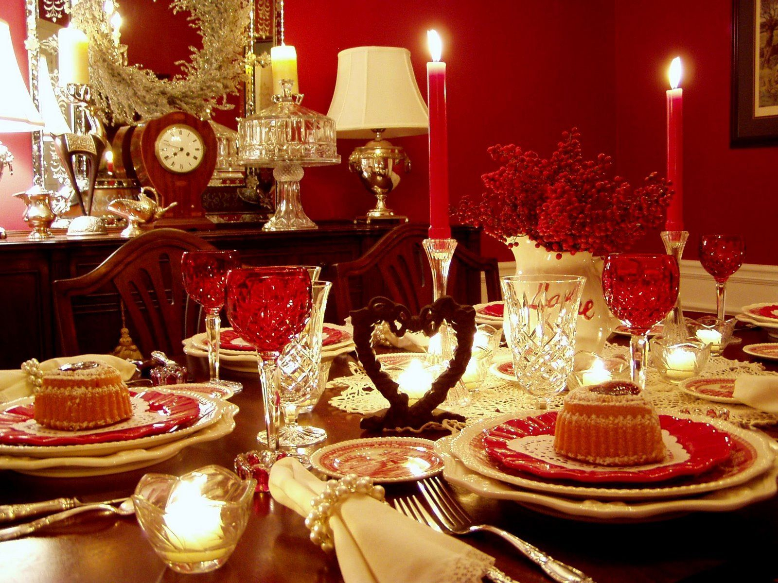 Dining table decor for dinner with a partner on valentine's day 04