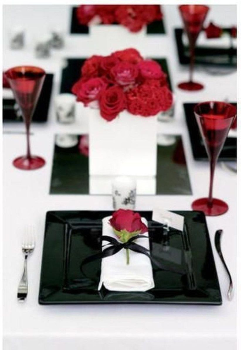 Dining table decor for dinner with a partner on valentine's day 05