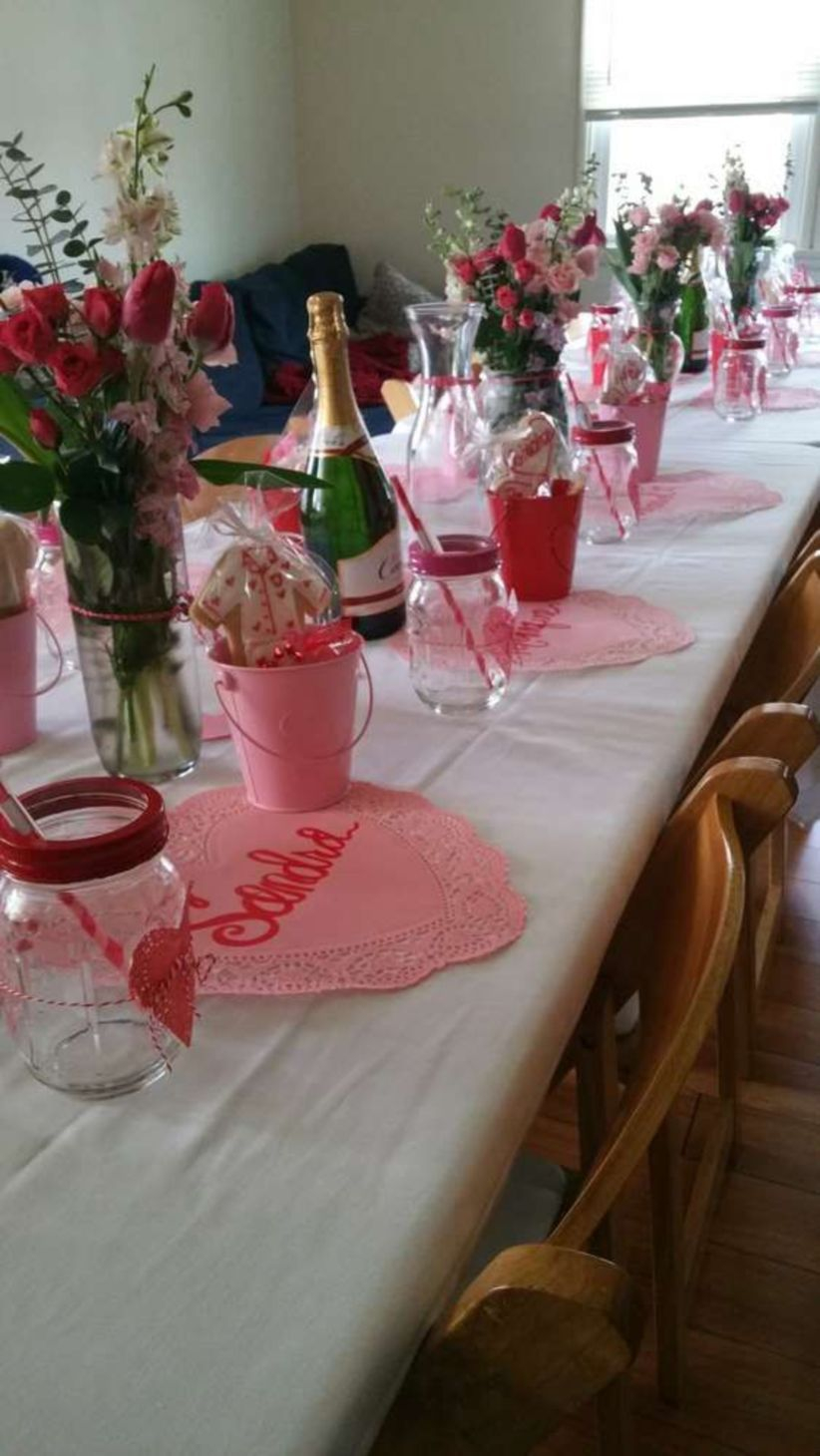 Dining table decor for dinner with a partner on valentine's day 06