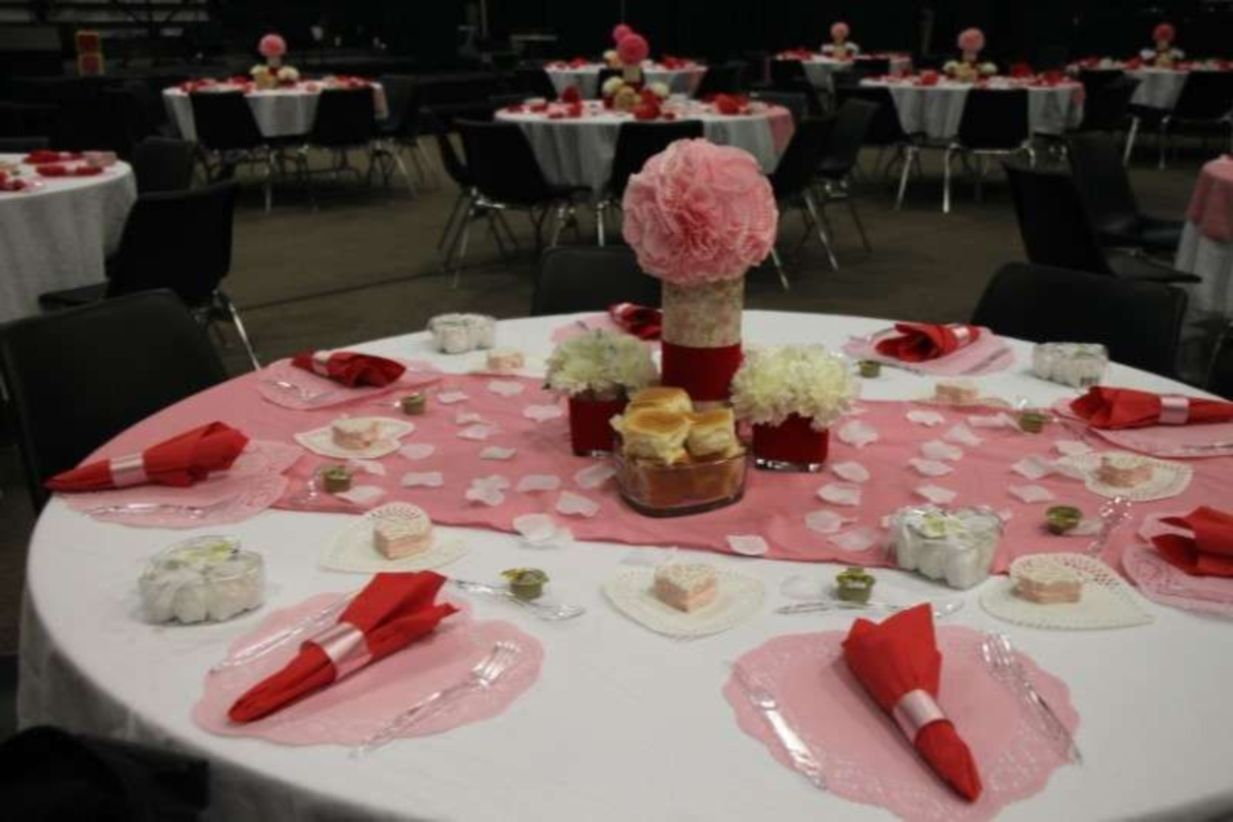 Dining table decor for dinner with a partner on valentine's day 07