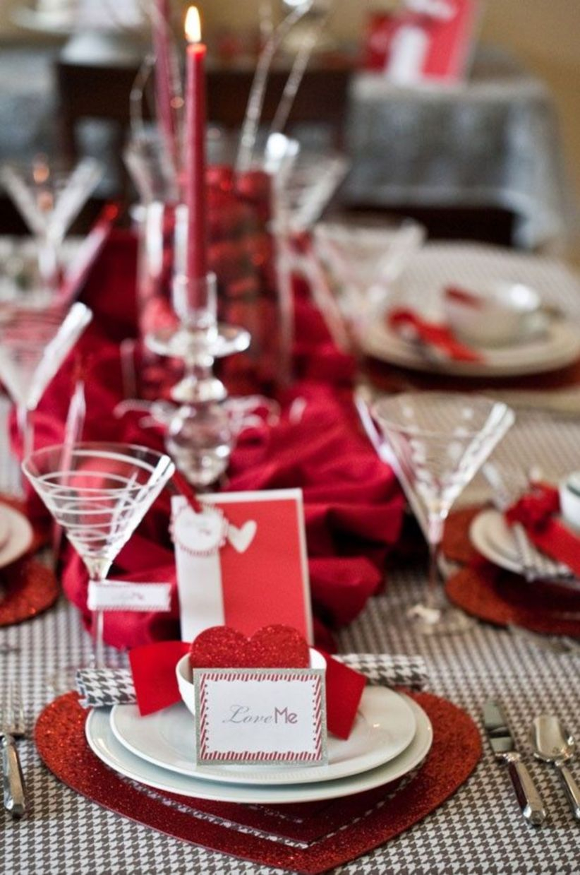 Dining table decor for dinner with a partner on valentine's day 08