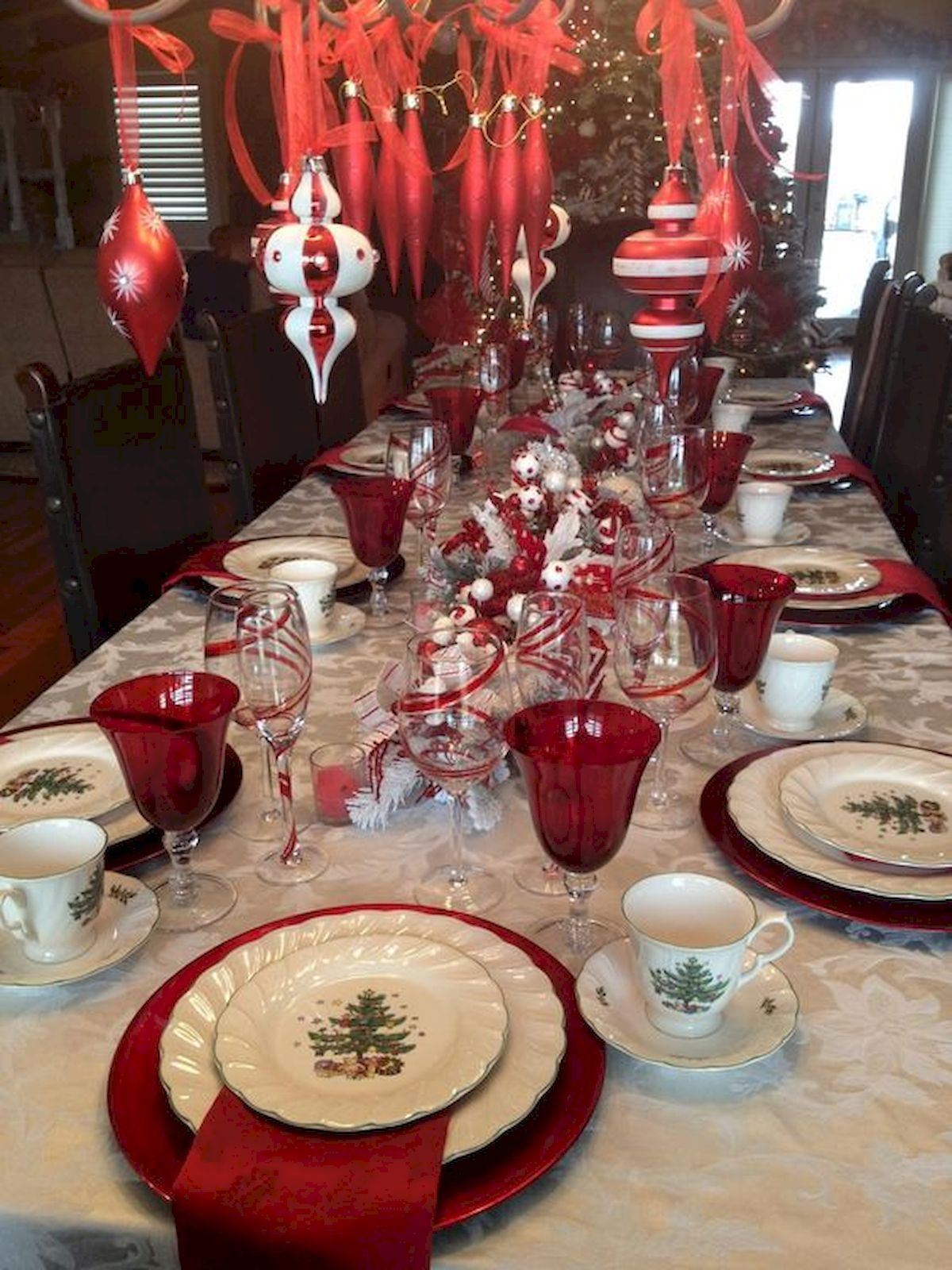 Dining table decor for dinner with a partner on valentine's day 09