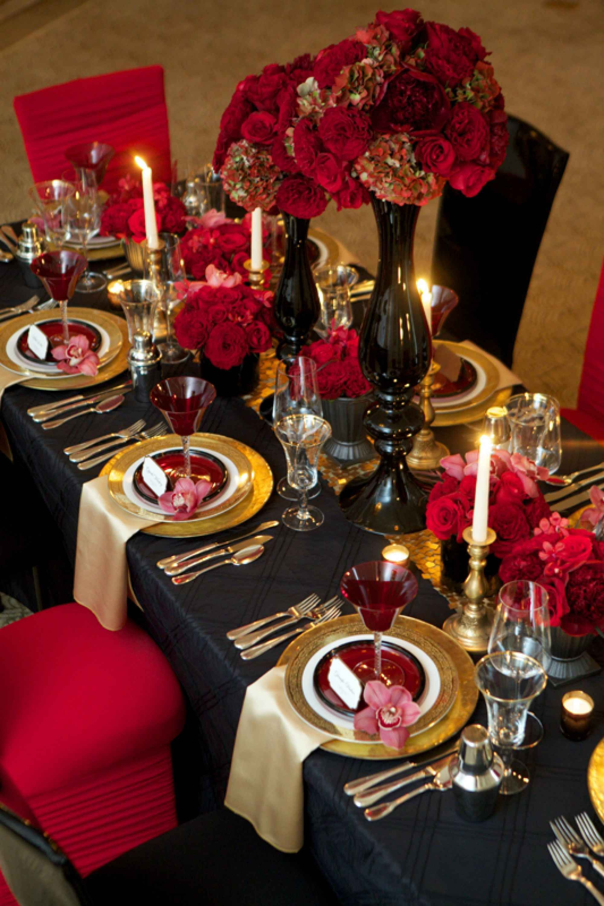 Dining table decor for dinner with a partner on valentine's day 11