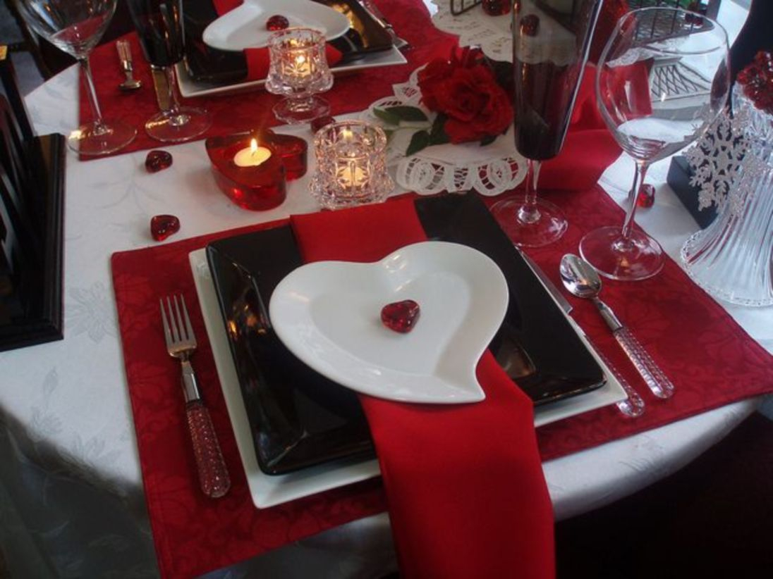 Dining table decor for dinner with a partner on valentine's day 12