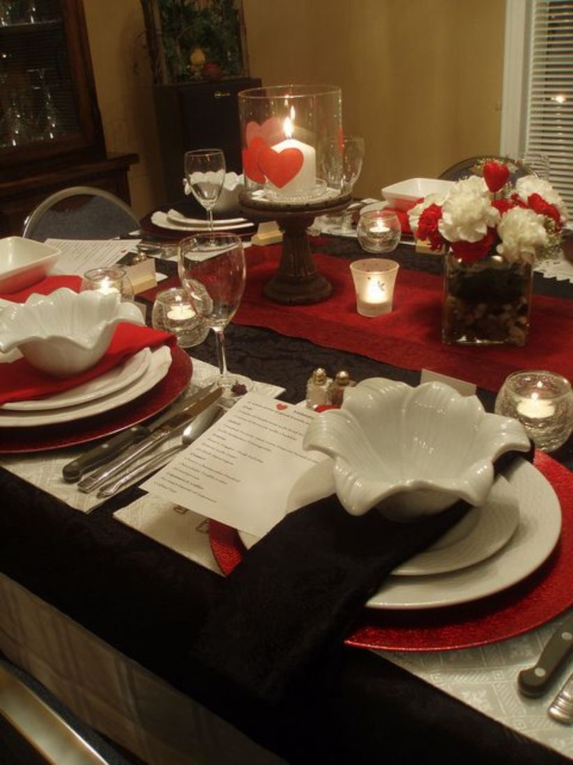 Dining table decor for dinner with a partner on valentine's day 14