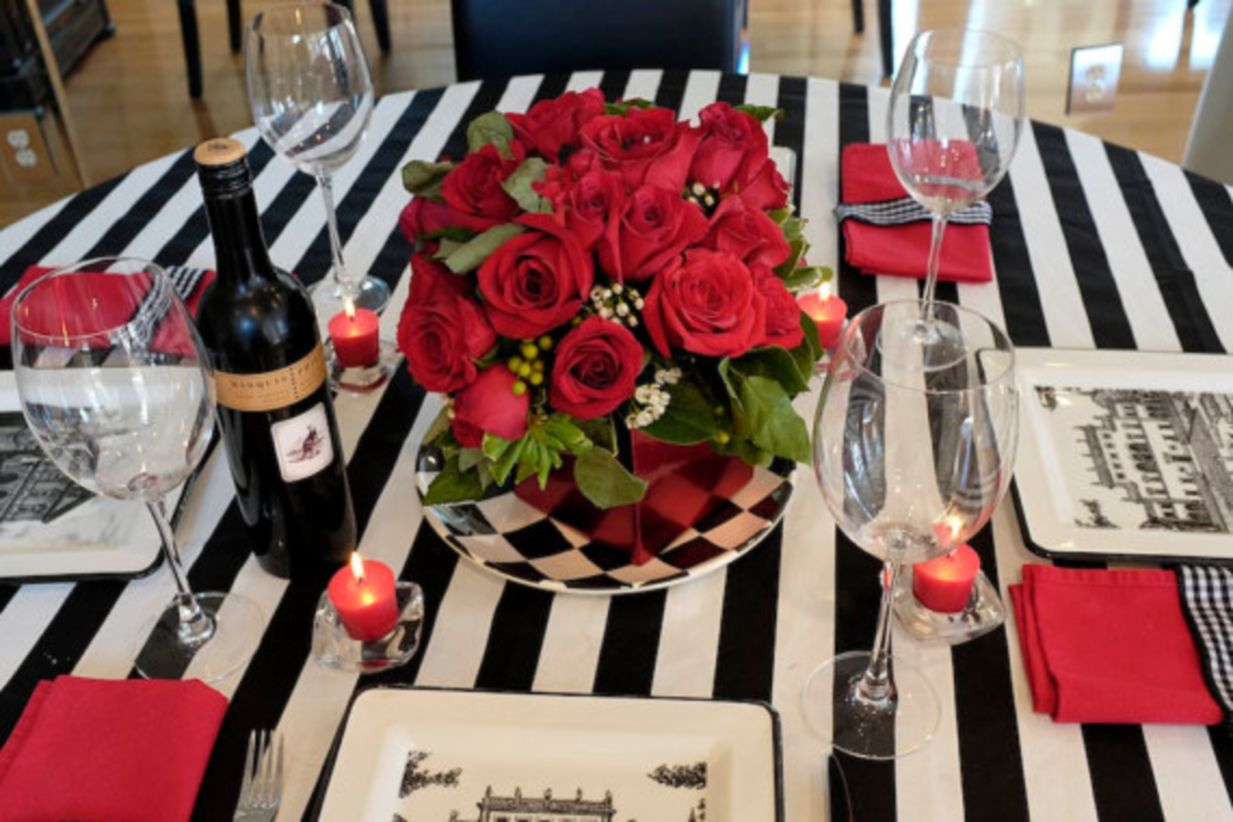 Dining table decor for dinner with a partner on valentine's day 15