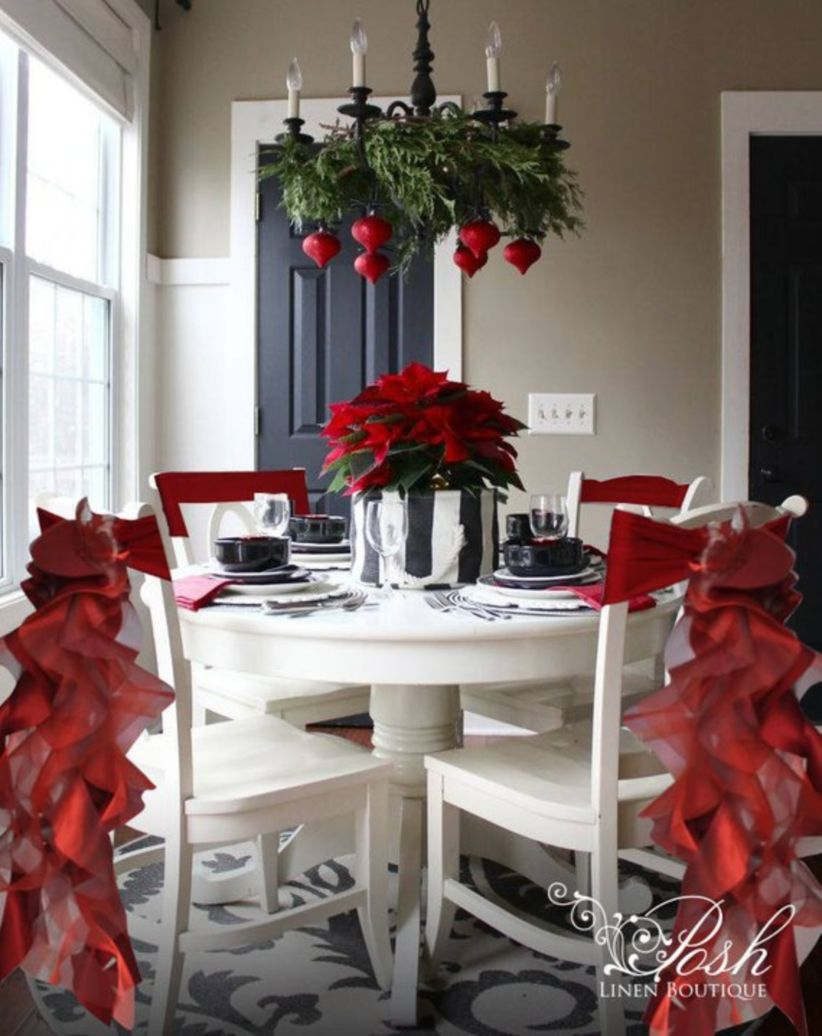 Dining table decor for dinner with a partner on valentine's day 16