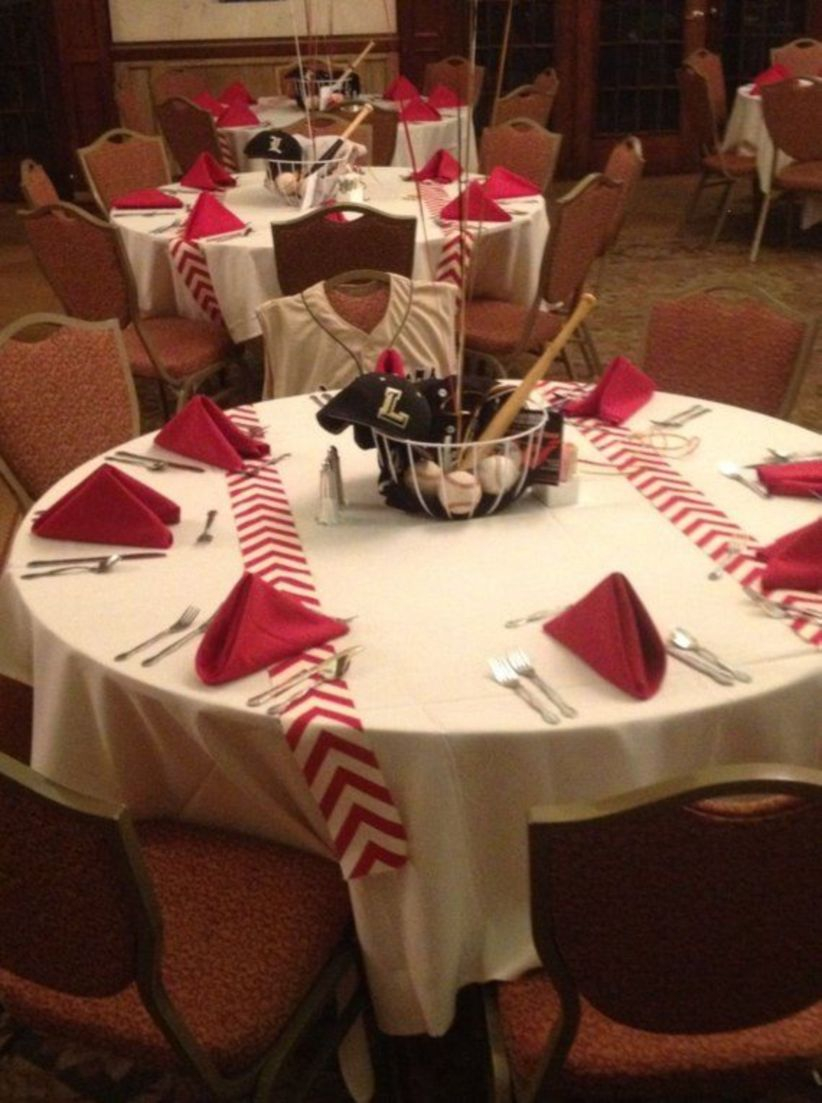Dining table decor for dinner with a partner on valentine's day 17