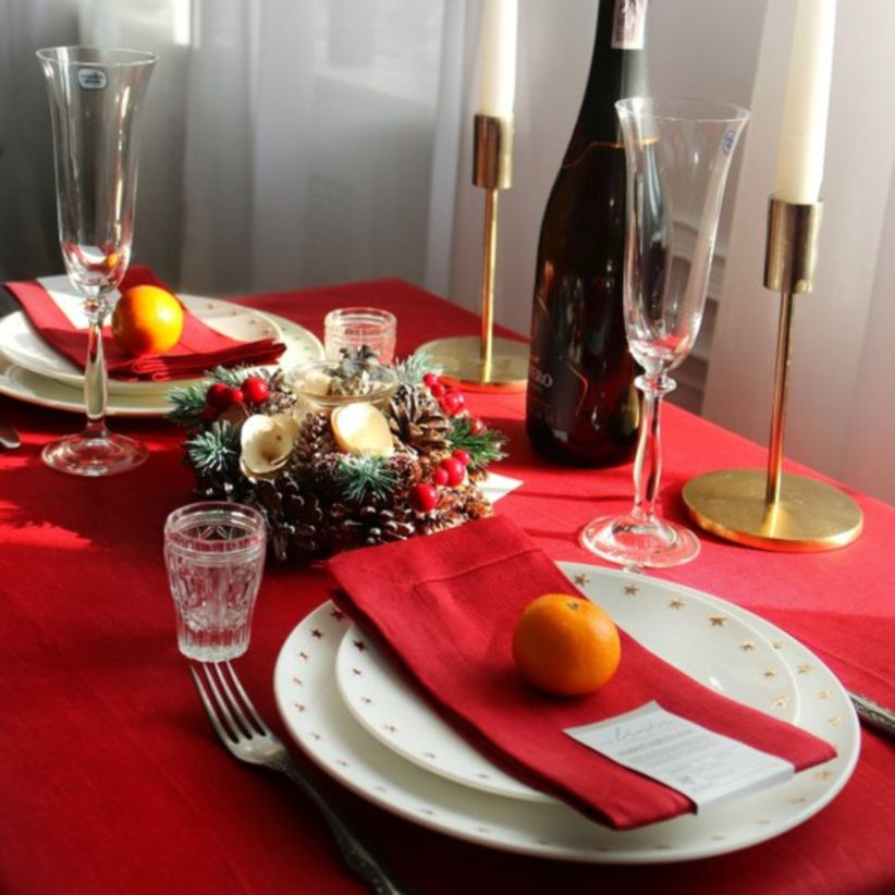 Dining table decor for dinner with a partner on valentine's day 18
