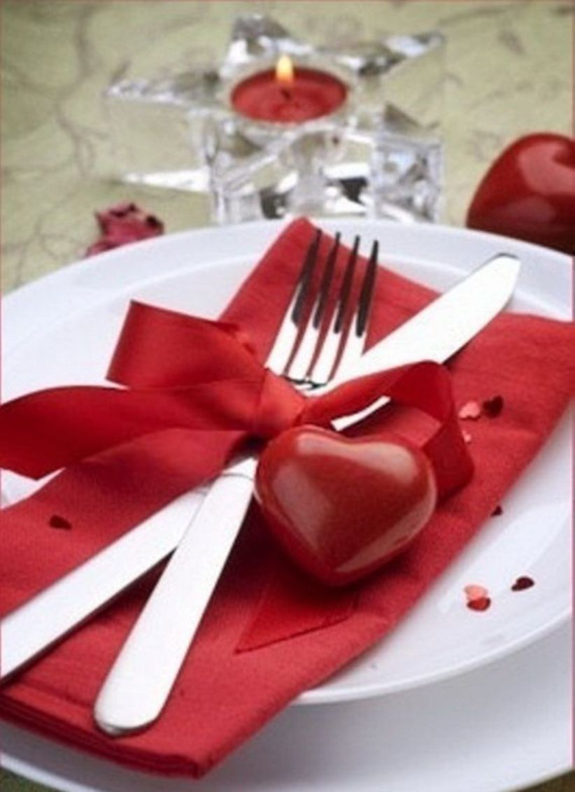 Dining table decor for dinner with a partner on valentine's day 19
