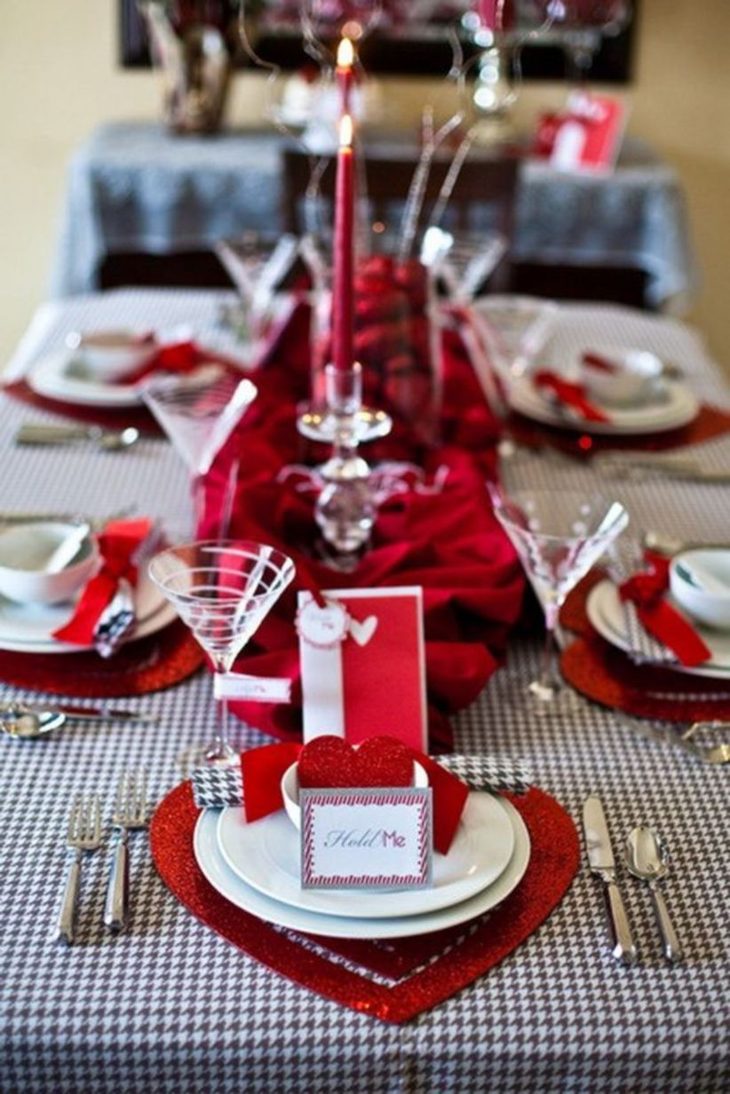 Dining table decor for dinner with a partner on valentine's day 20