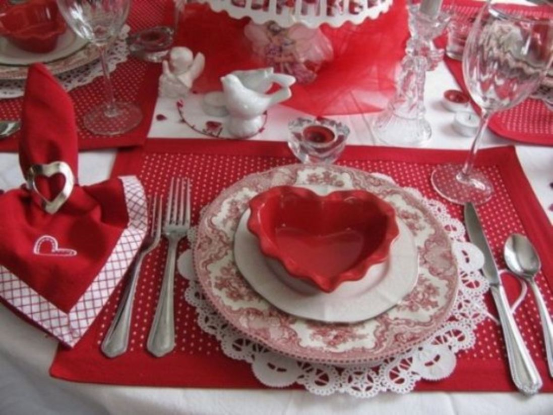 Dining table decor for dinner with a partner on valentine's day 21
