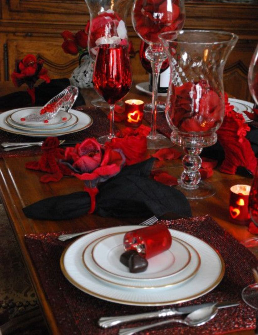 Dining table decor for dinner with a partner on valentine's day 23