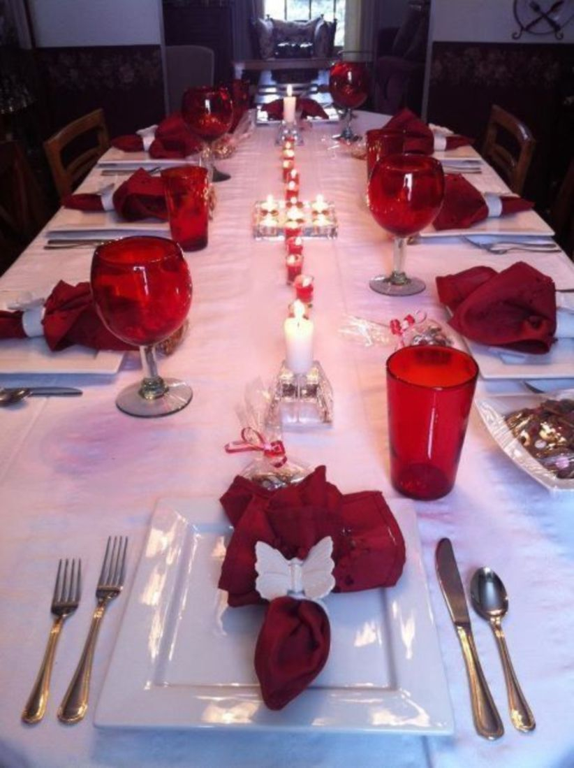 Dining table decor for dinner with a partner on valentine's day 25