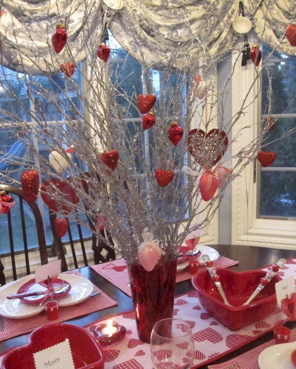 Dining table decor for dinner with a partner on valentine's day 26