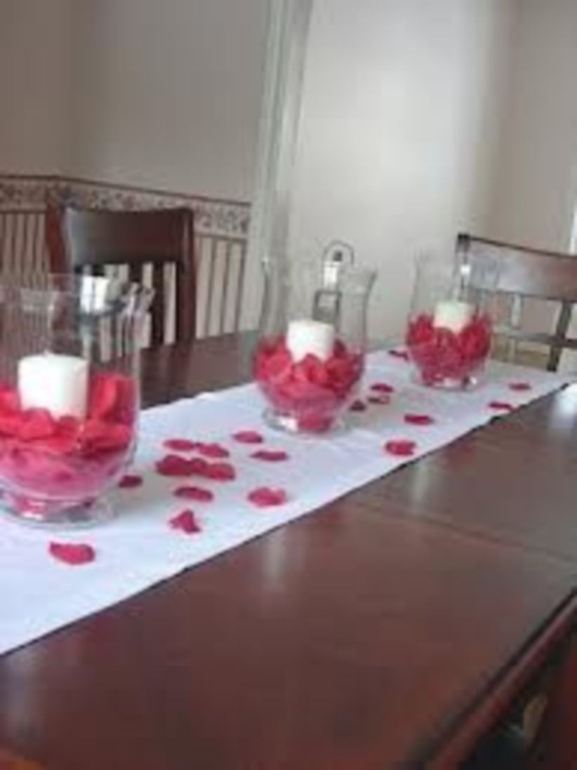 Dining table decor for dinner with a partner on valentine's day 29