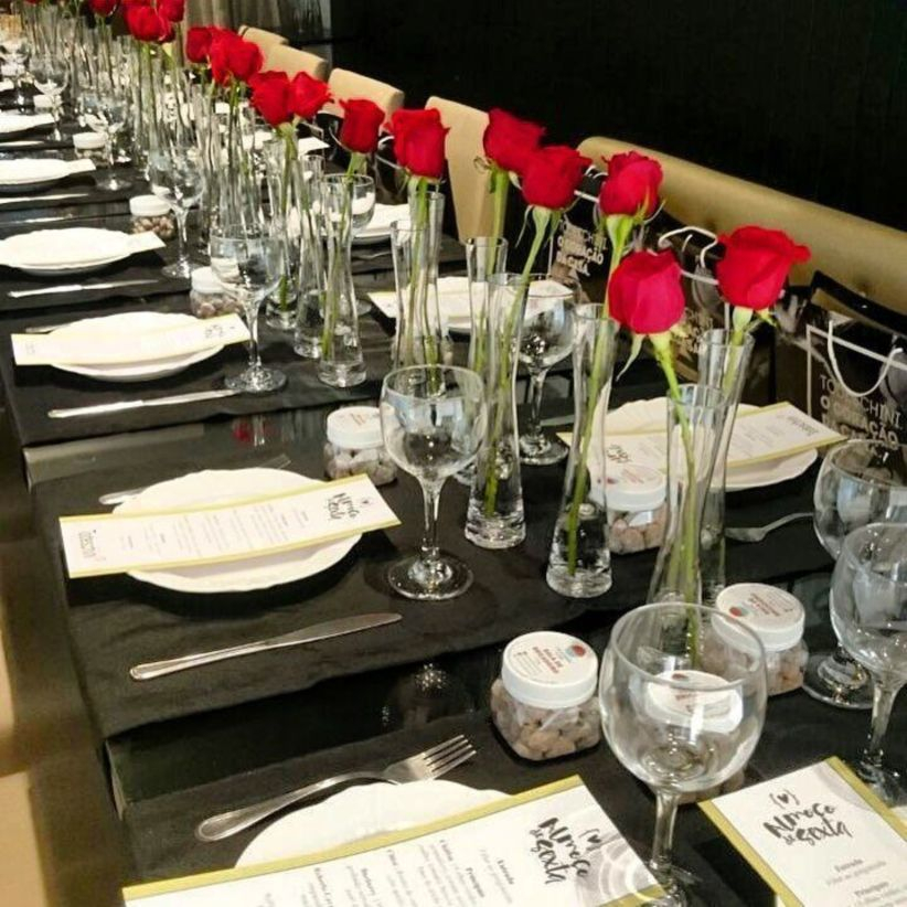 Dining table decor for dinner with a partner on valentine's day 31