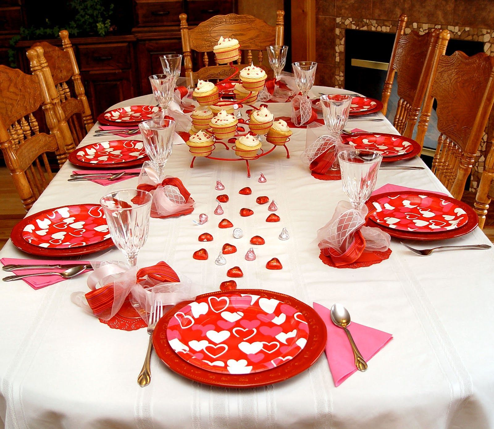 Dining table decor for dinner with a partner on valentine's day 32