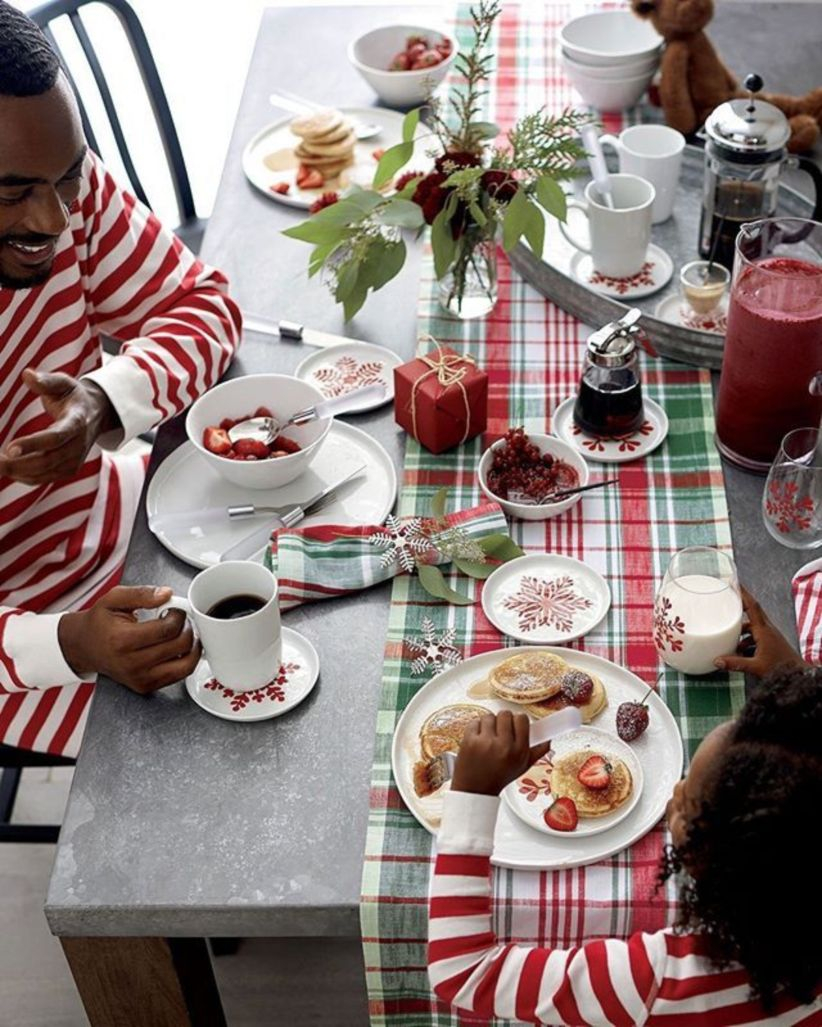 Dining table decor for dinner with a partner on valentine's day 33