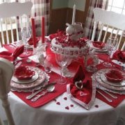 Dining table decor for dinner with a partner on valentine's day 34