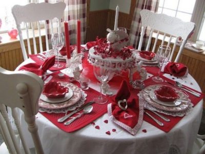 Dining table decor for dinner with a partner on valentine's day 34