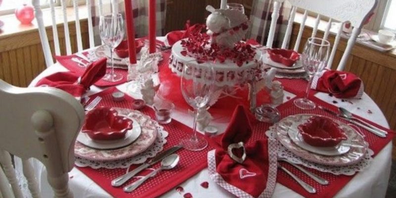 Dining table decor for dinner with a partner on valentine's day 34