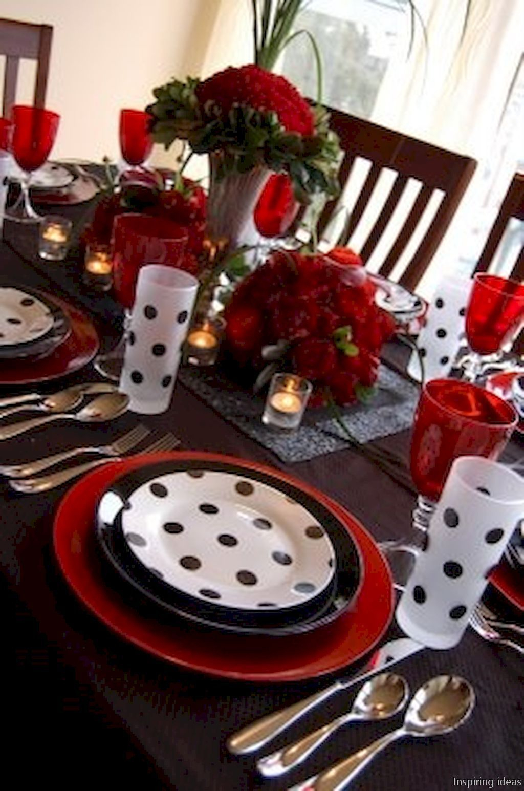 Dining table decor for dinner with a partner on valentine's day 35
