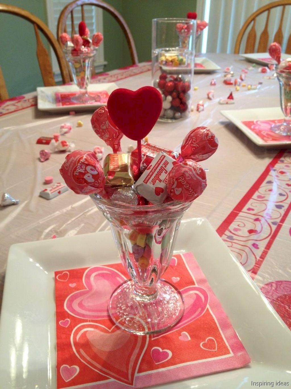 Dining table decor for dinner with a partner on valentine's day 36
