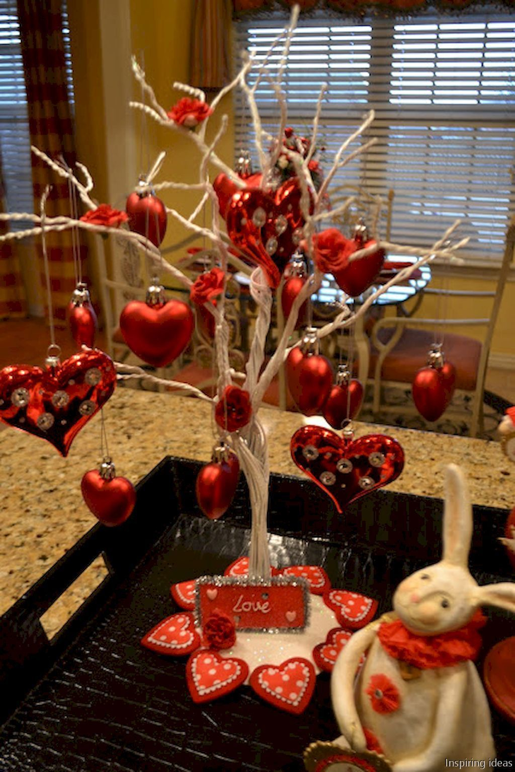 Dining table decor for dinner with a partner on valentine's day 37