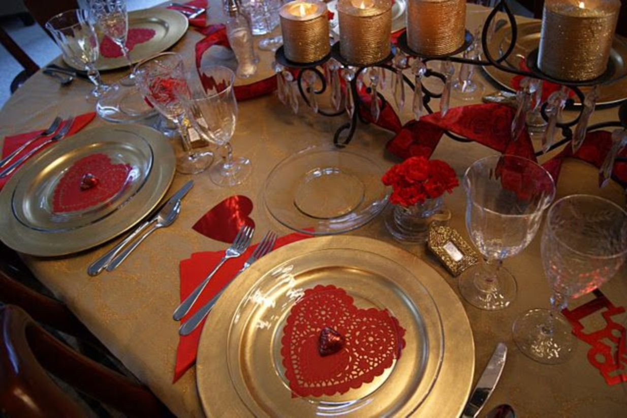 Dining table decor for dinner with a partner on valentine's day 38