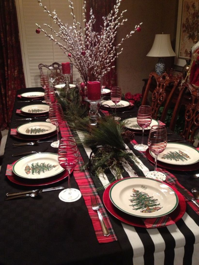 Dining table decor for dinner with a partner on valentine's day 39