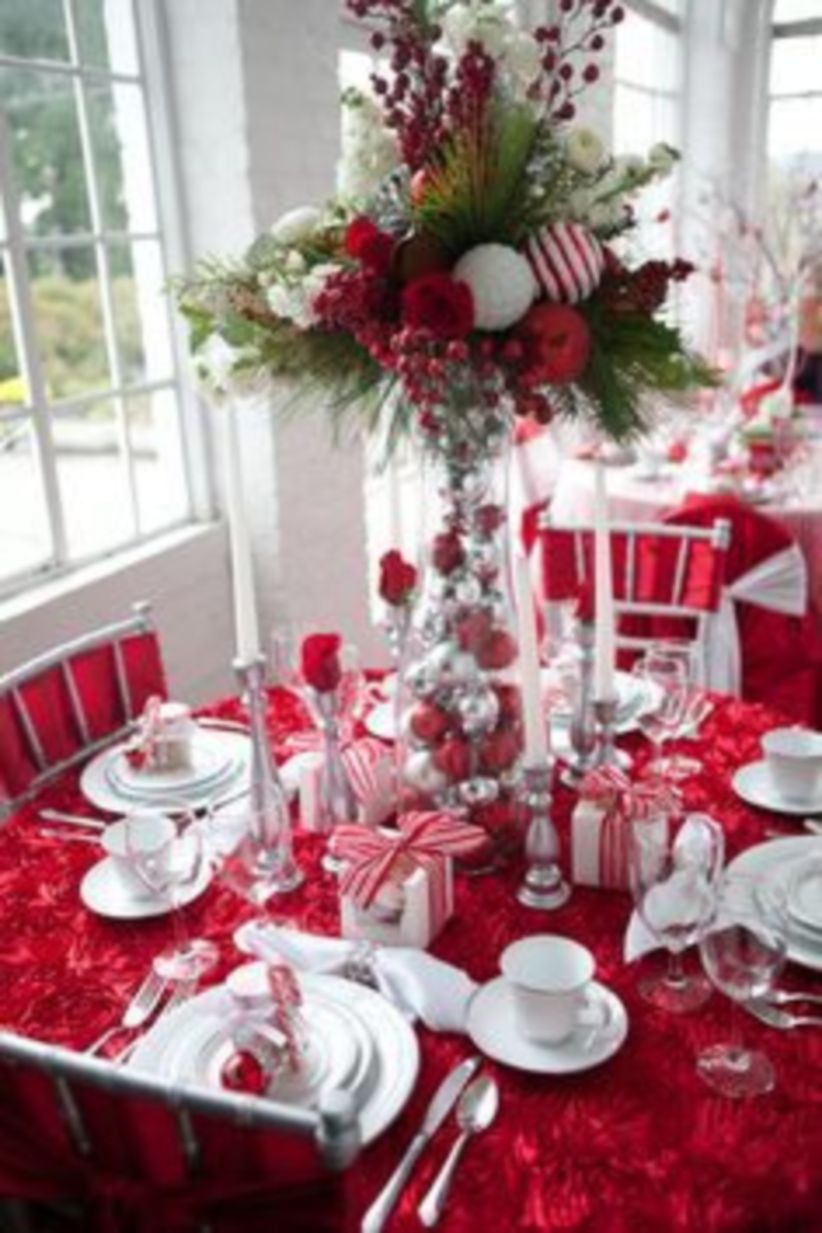 Dining table decor for dinner with a partner on valentine's day 40