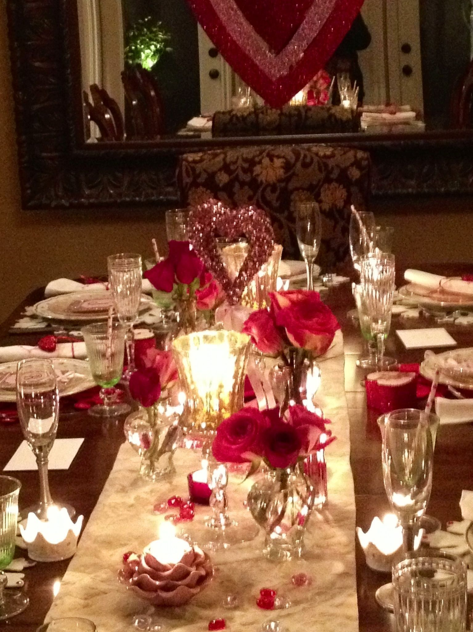 Dining table decor for dinner with a partner on valentine's day 43