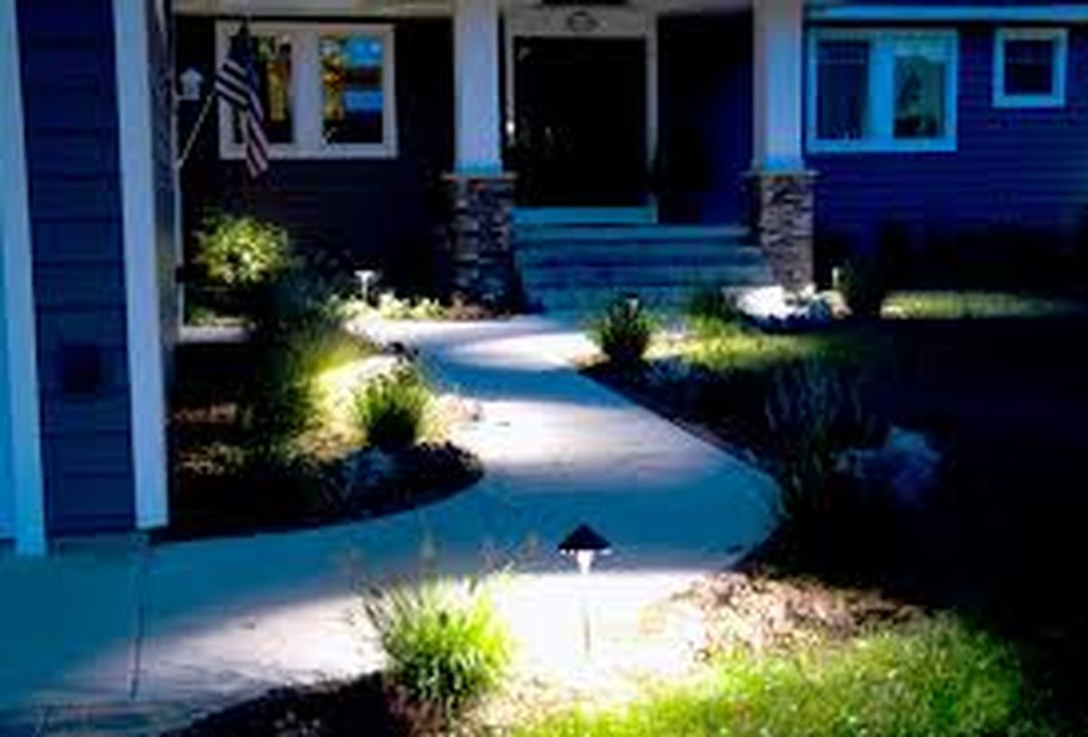 60 Adorable Front Yard Lighting Ideas For Your Summer Night Vibe ...