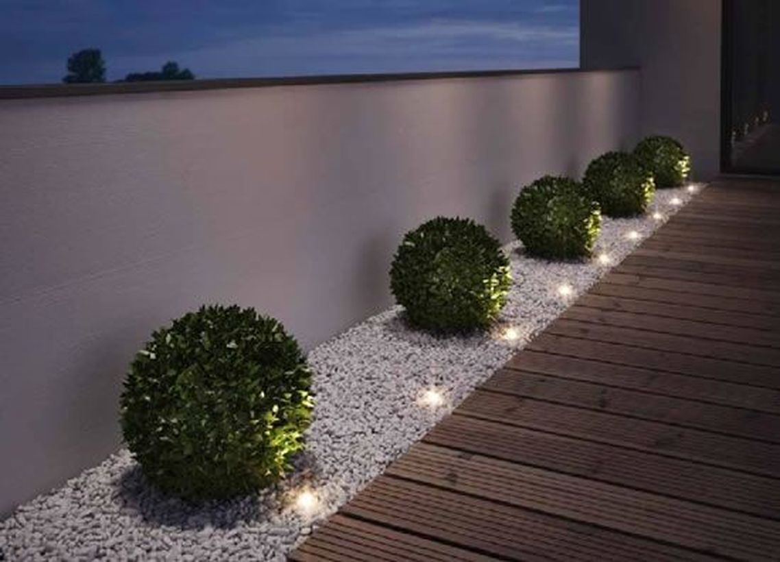 Adorable front yard lighting ideas for your summer night vibe 51